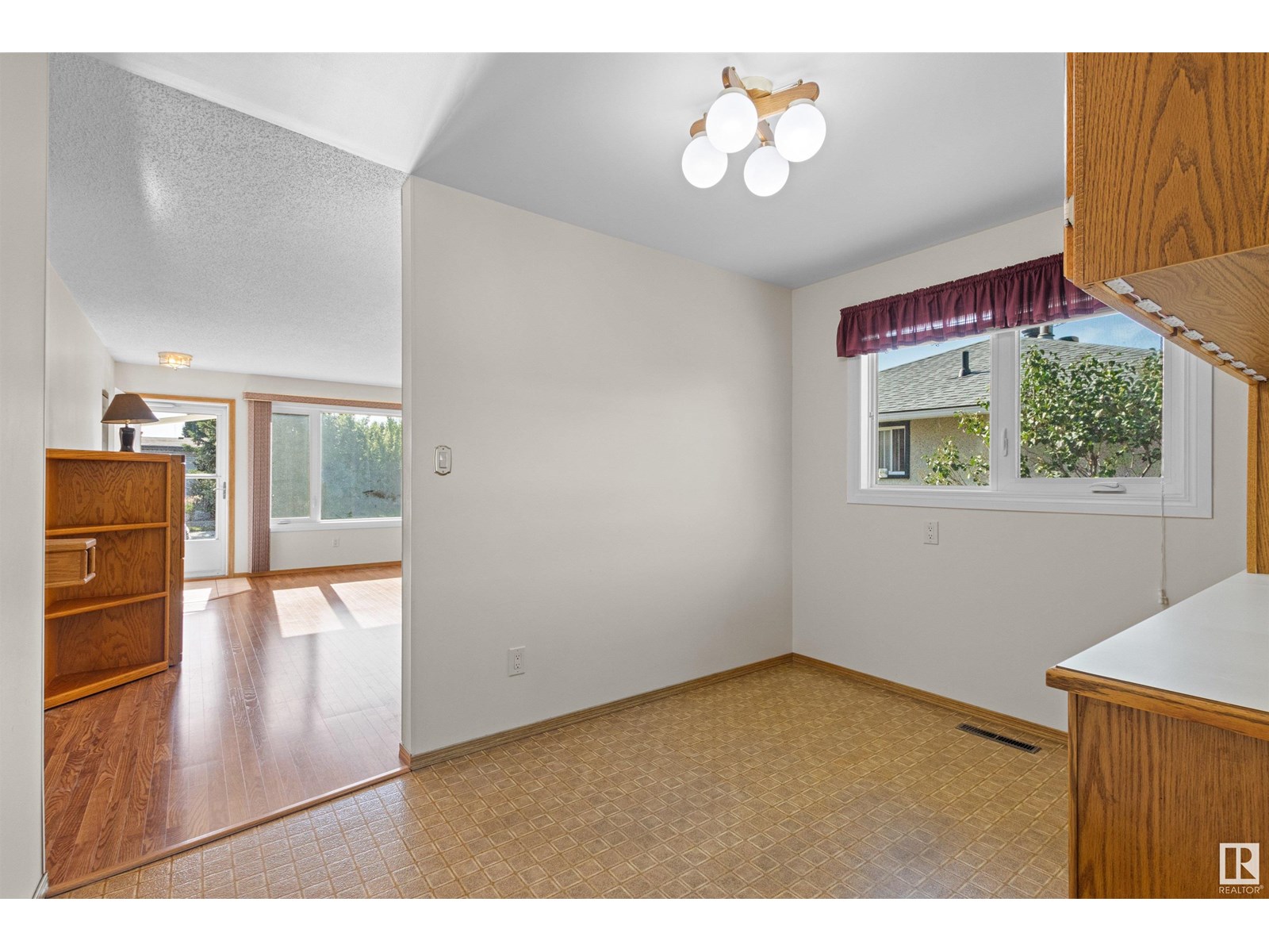 Photo 2 of 10936 151 St Nw, Edmonton AB