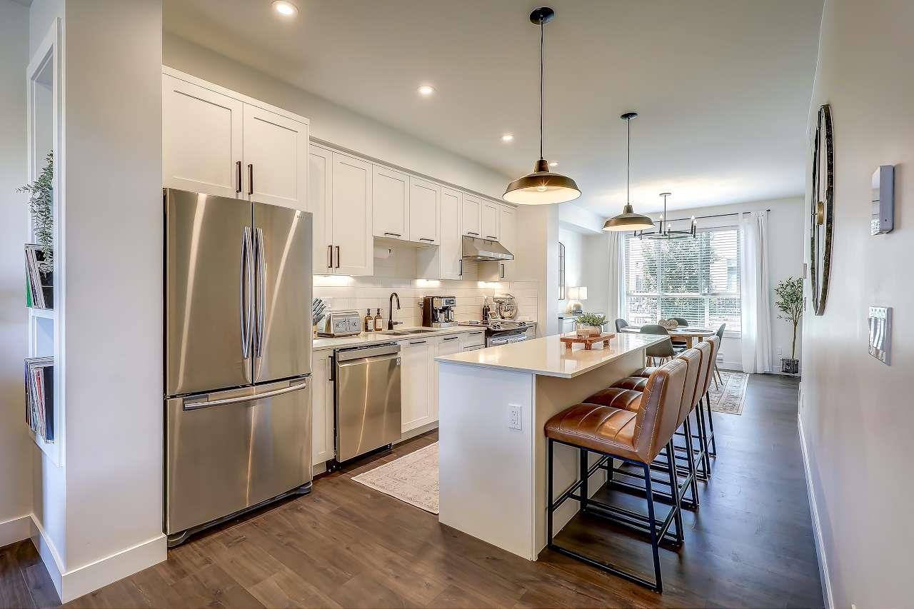 Photo 2 of 17 1708 King George Boulevard, Surrey BC