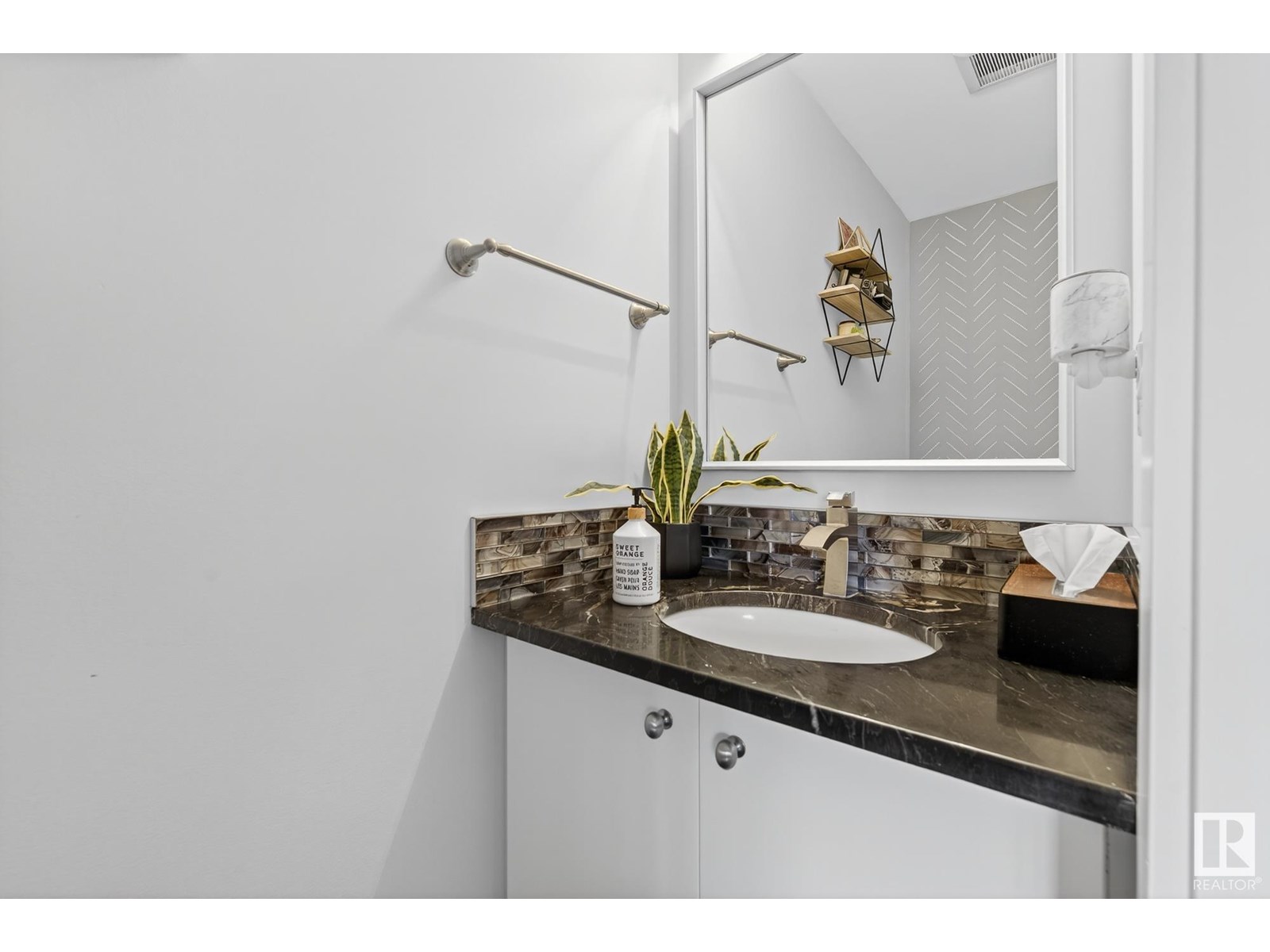 Photo 11 of 10462 144 St Nw, Edmonton AB