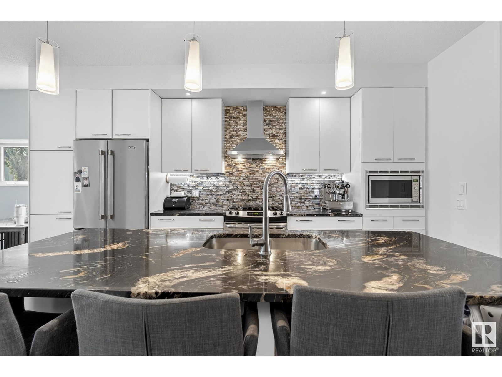 Photo 2 of 10462 144 St Nw, Edmonton AB