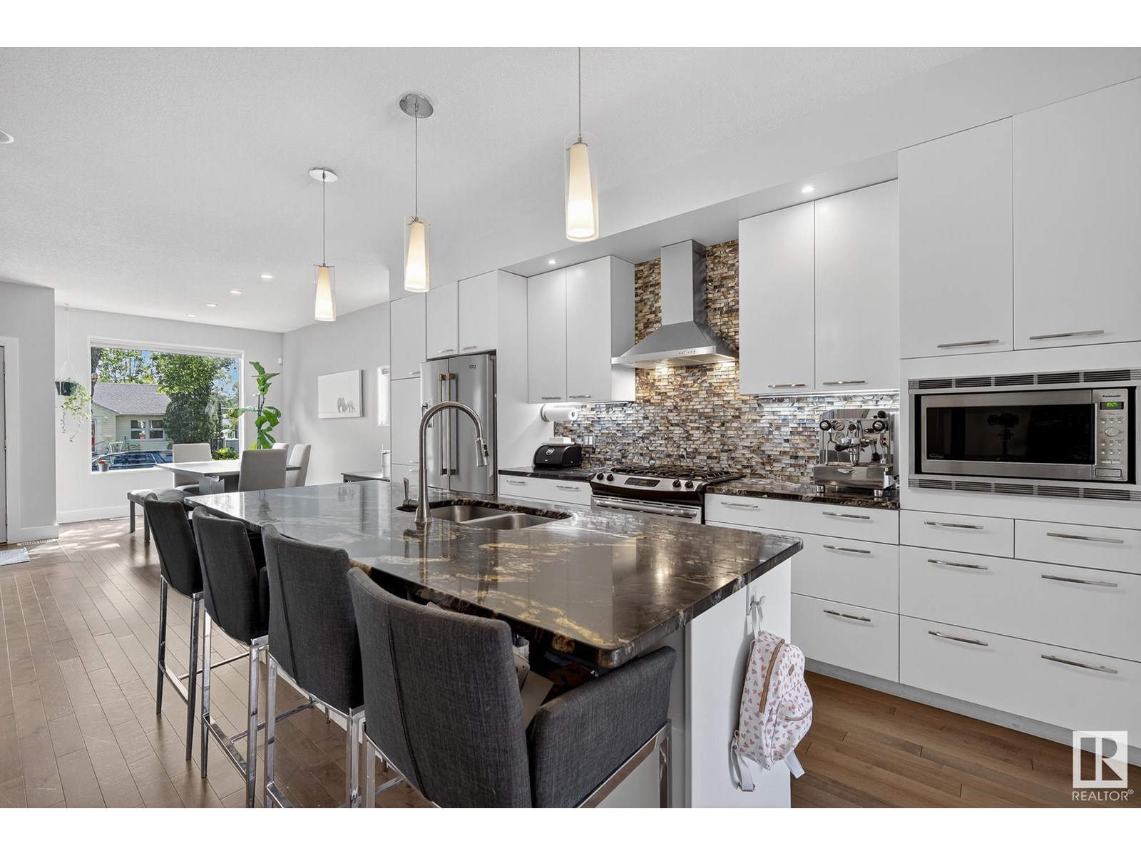 Photo 5 of 10462 144 St Nw, Edmonton AB