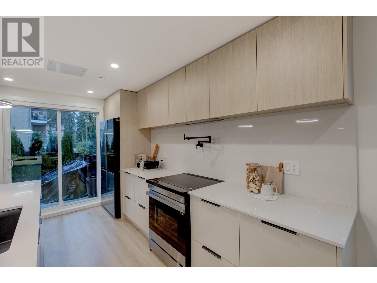 Photo 13 of 2 339 Keary Street, New Westminster BC