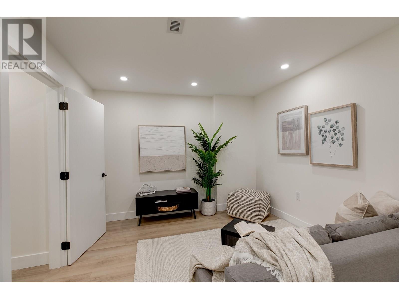 Photo 4 of 2 339 Keary Street, New Westminster BC