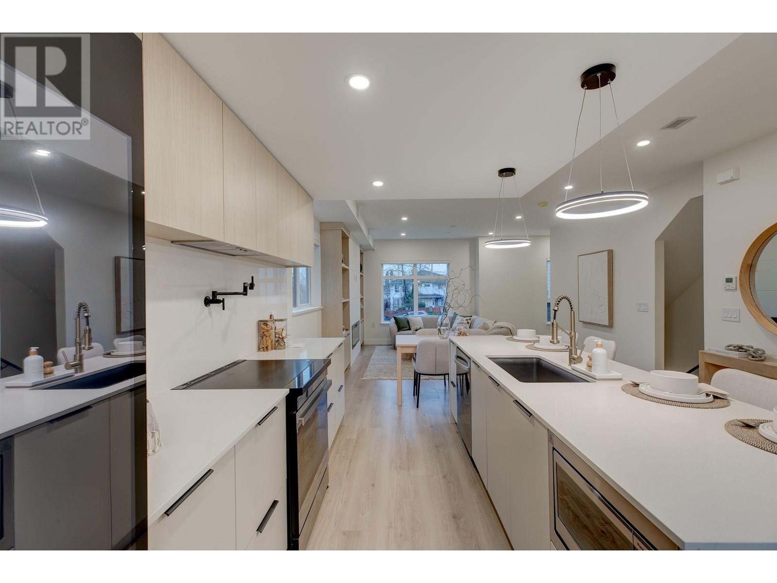 Photo 8 of 2 339 Keary Street, New Westminster BC