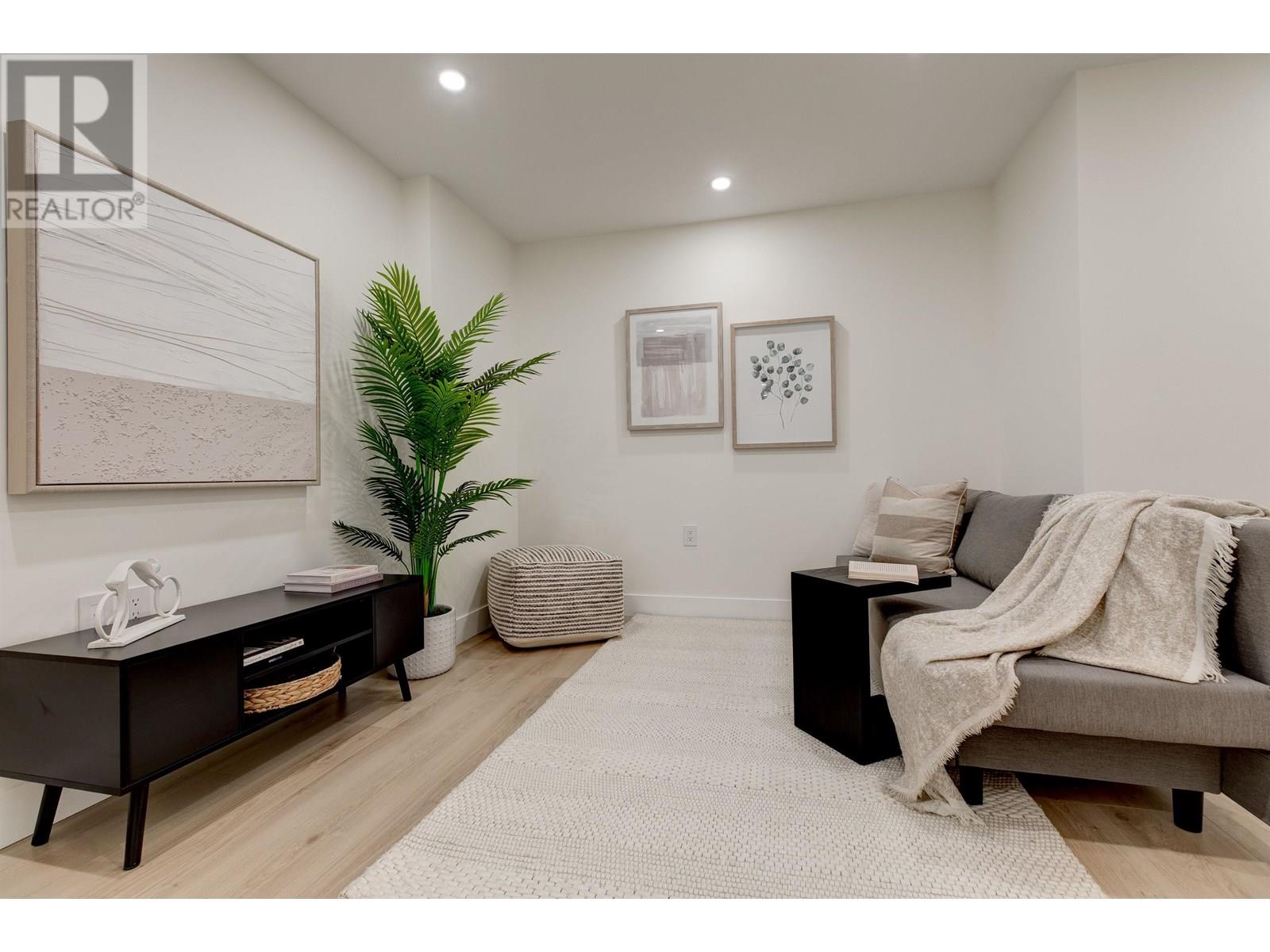 Photo 5 of 2 339 Keary Street, New Westminster BC