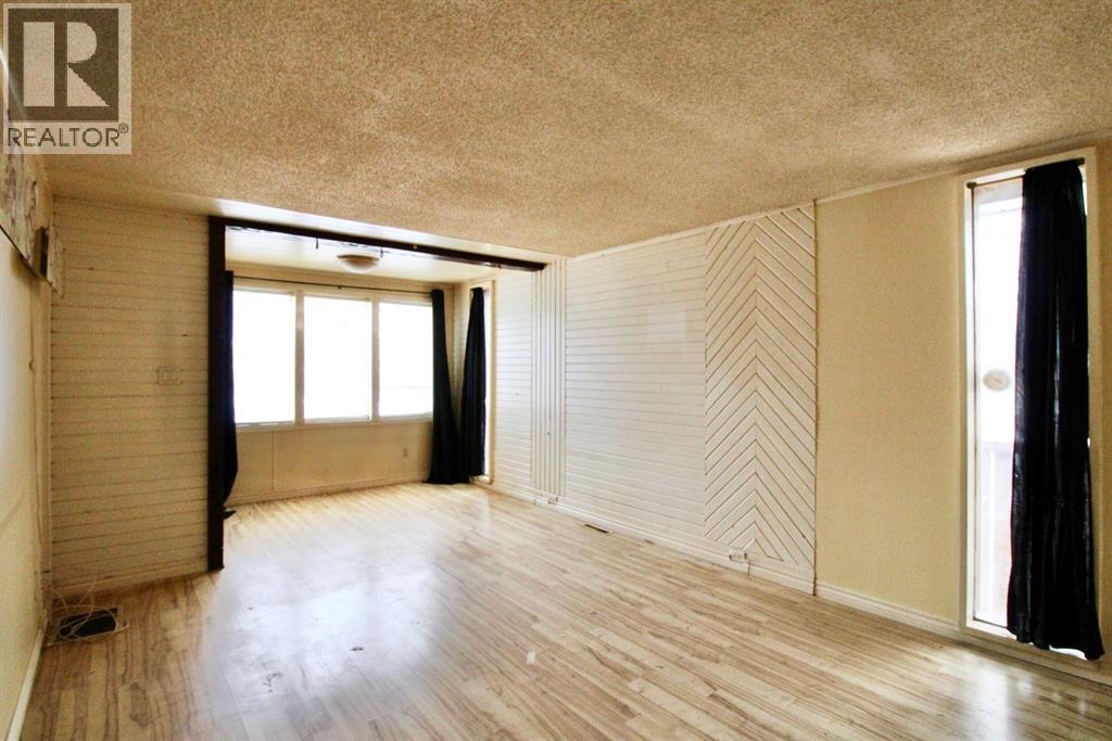Photo 4 of 9509 102 Street, Grande Prairie AB
