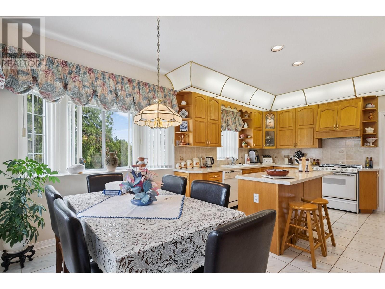 Photo 8 of 5889 Neville Street, Burnaby BC