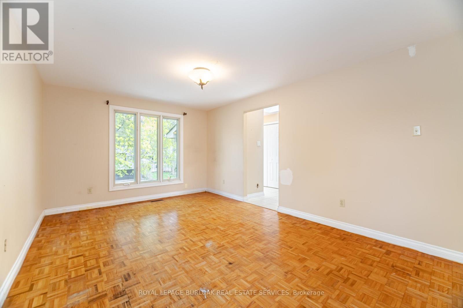 Photo 8 of 204 Arichat Road, Oakville ON