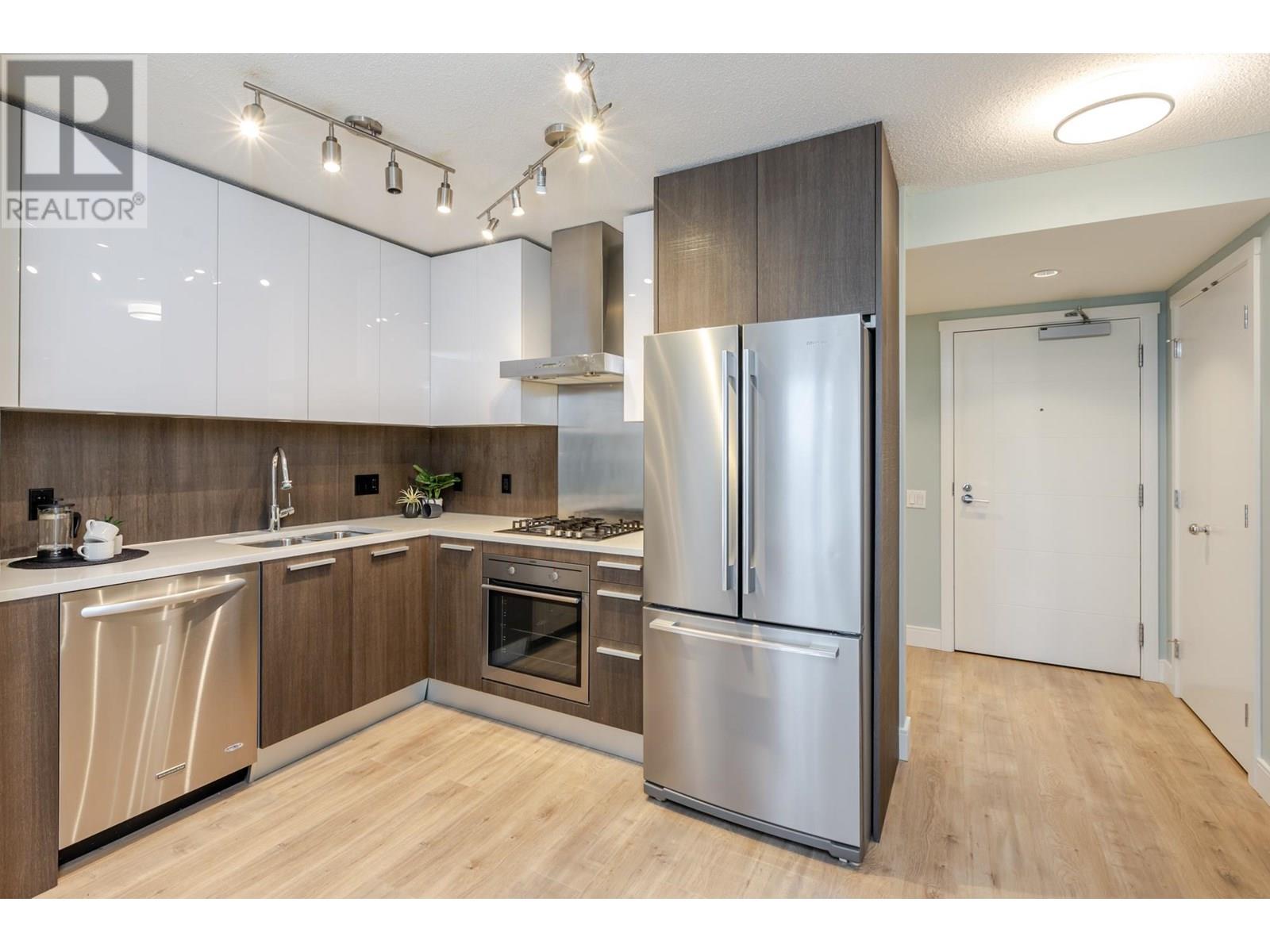 Photo 13 of 1008 3007 Glen Drive, Coquitlam BC