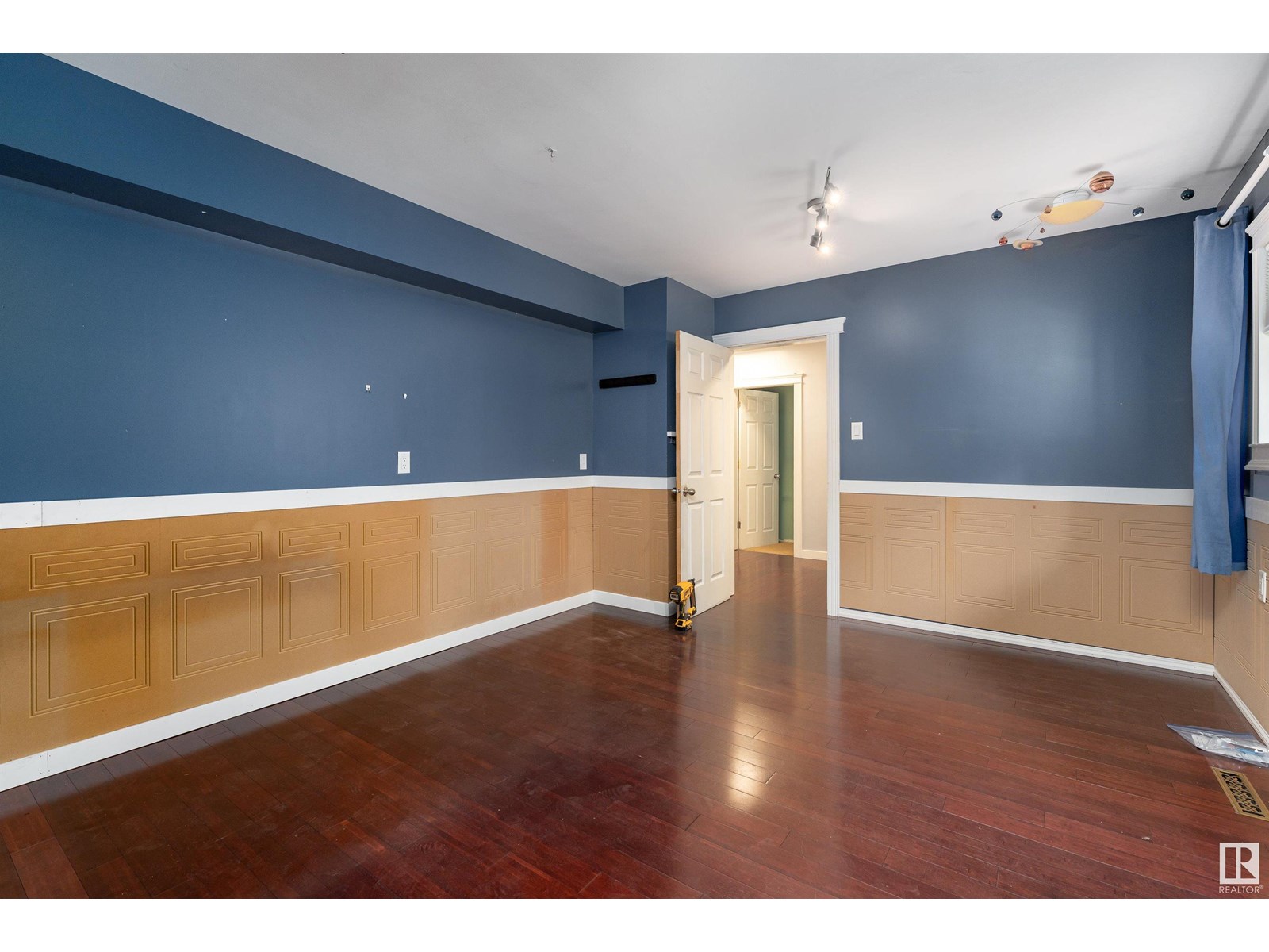 Photo 6 of 9712 209 St Nw, Edmonton AB