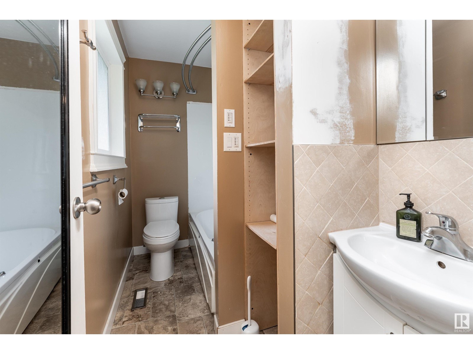 Photo 17 of 9712 209 St Nw, Edmonton AB