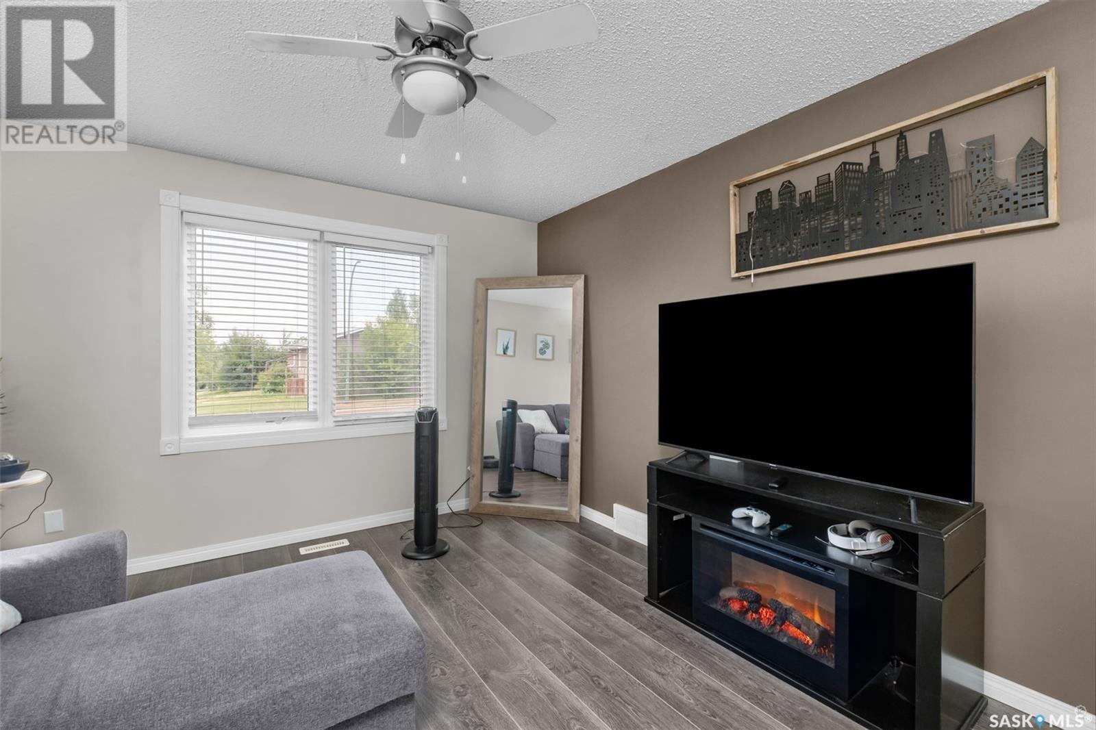 Photo 3 of 1501 Mcintosh Drive, Prince Albert SK