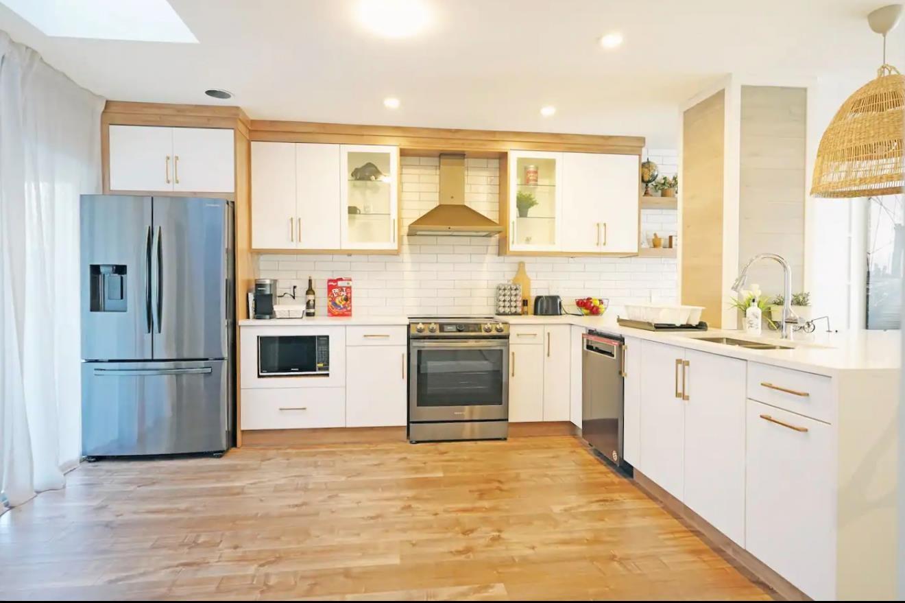 Photo 5 of 15481 Victoria Avenue, White Rock BC