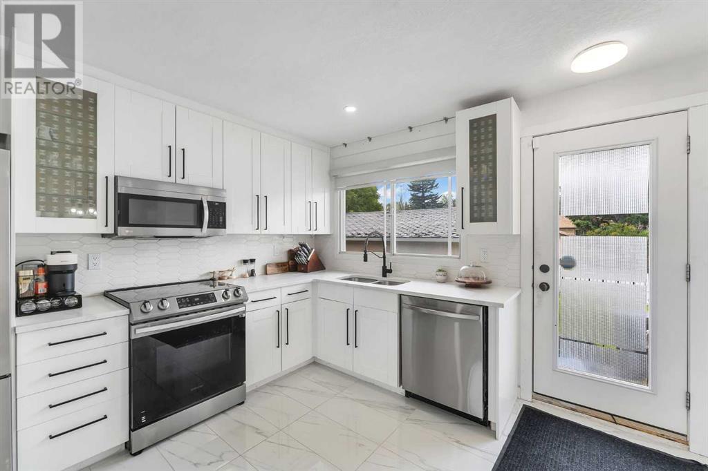 Single Family House Bi-level for Sale in  Hunterquay Way NW Huntington Hills Calgary 
