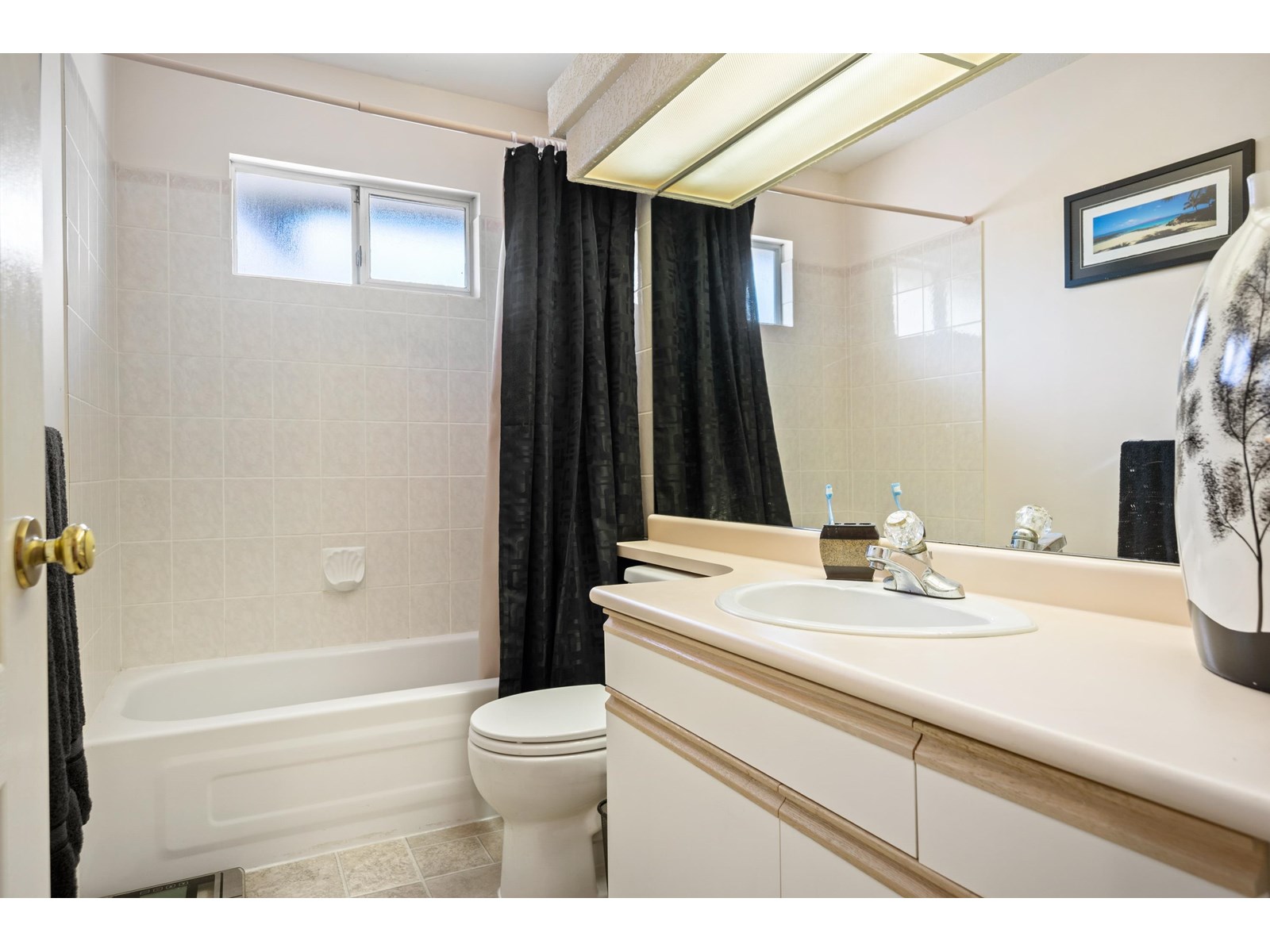 Photo 4 of 10931 161 A Street, Surrey BC