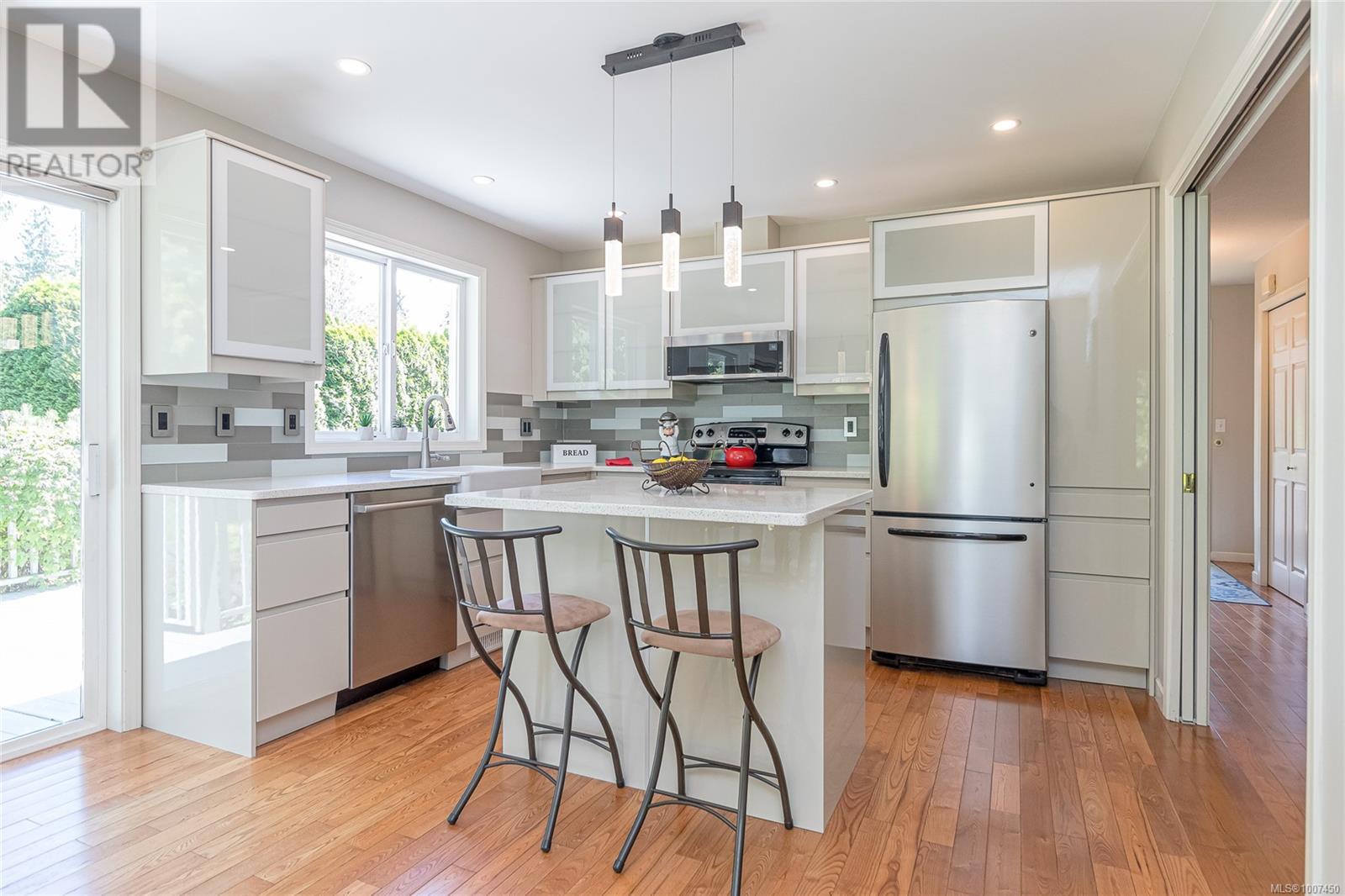 Photo 4 of 677 Windward Way, Qualicum Beach BC