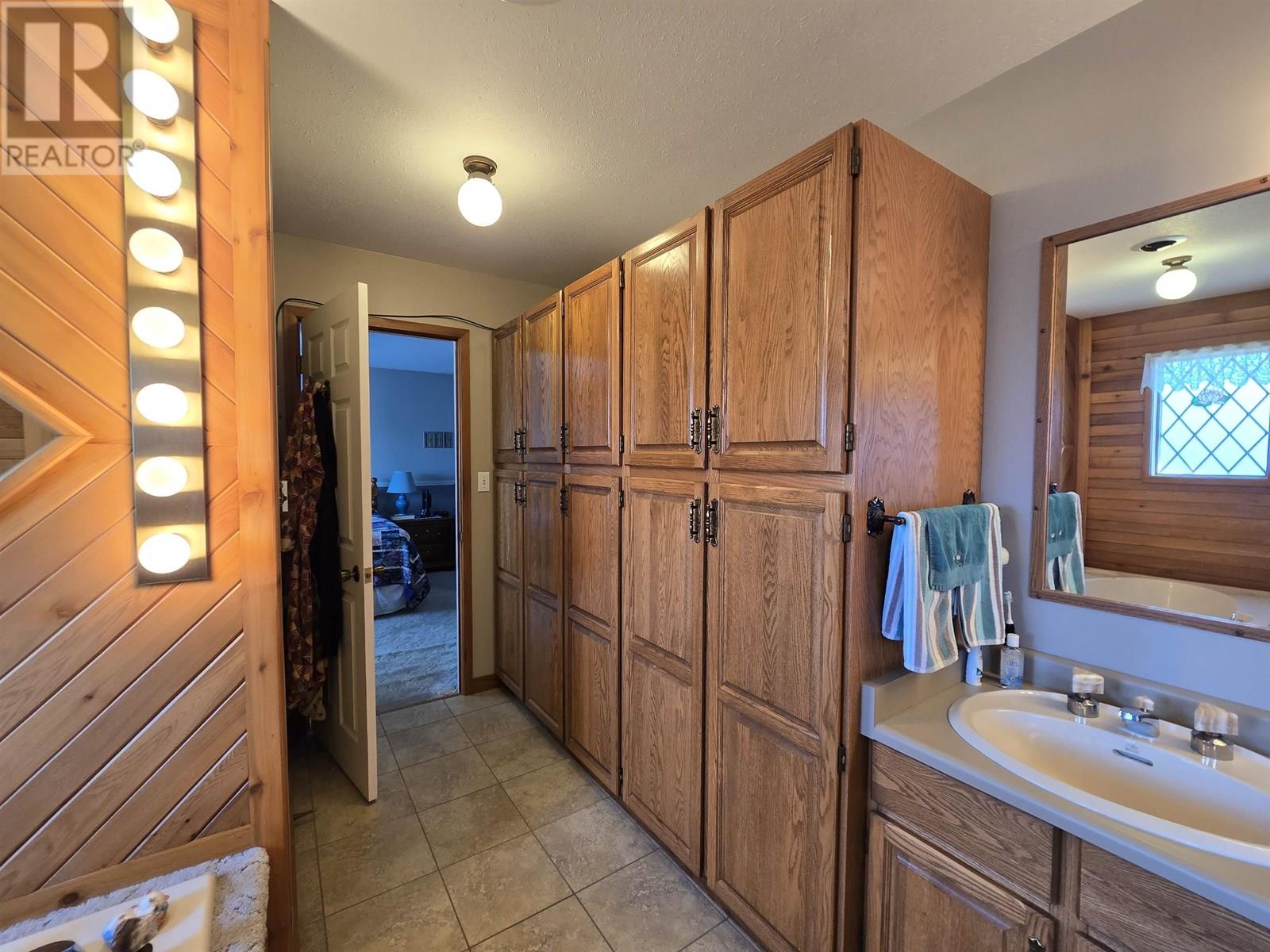 1233 4TH AVENUE, Valemount