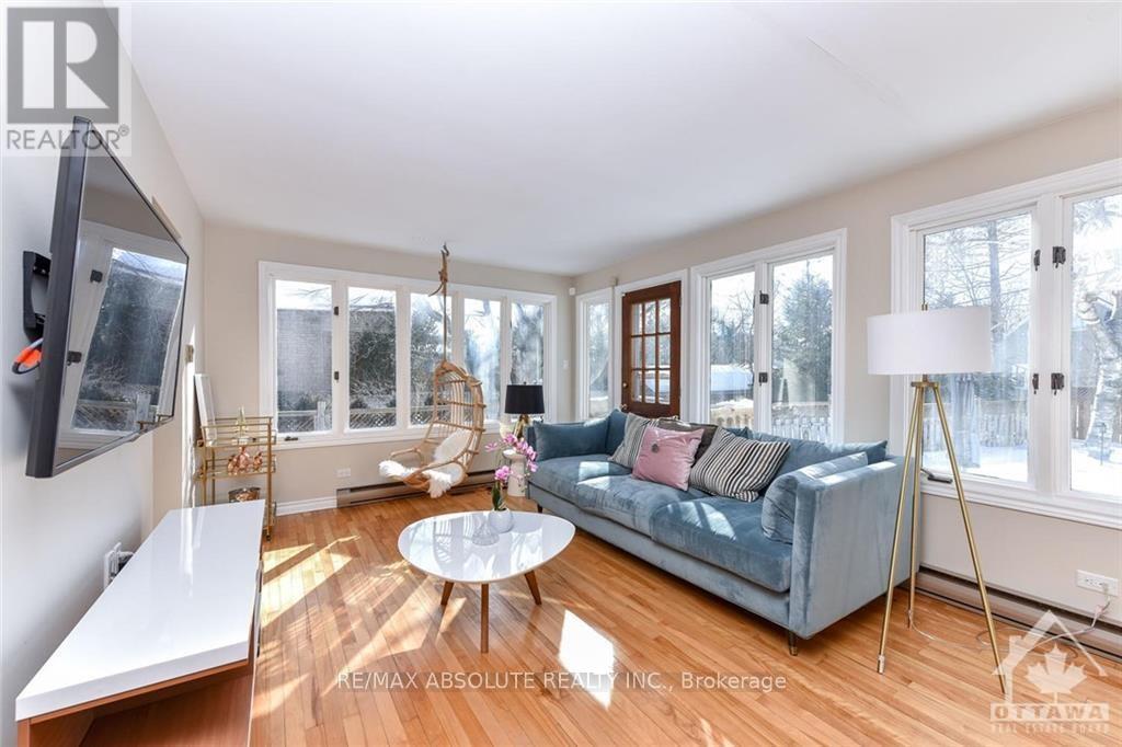Photo 4 of 118 Ivy Crescent, Ottawa ON