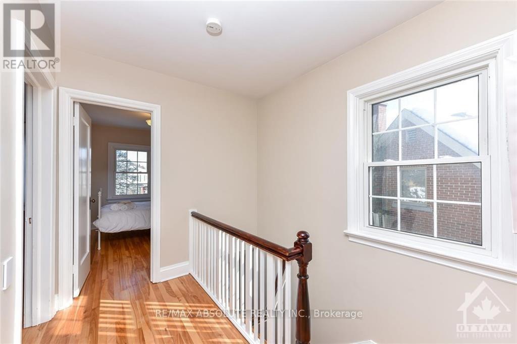 Photo 5 of 118 Ivy Crescent, Ottawa ON
