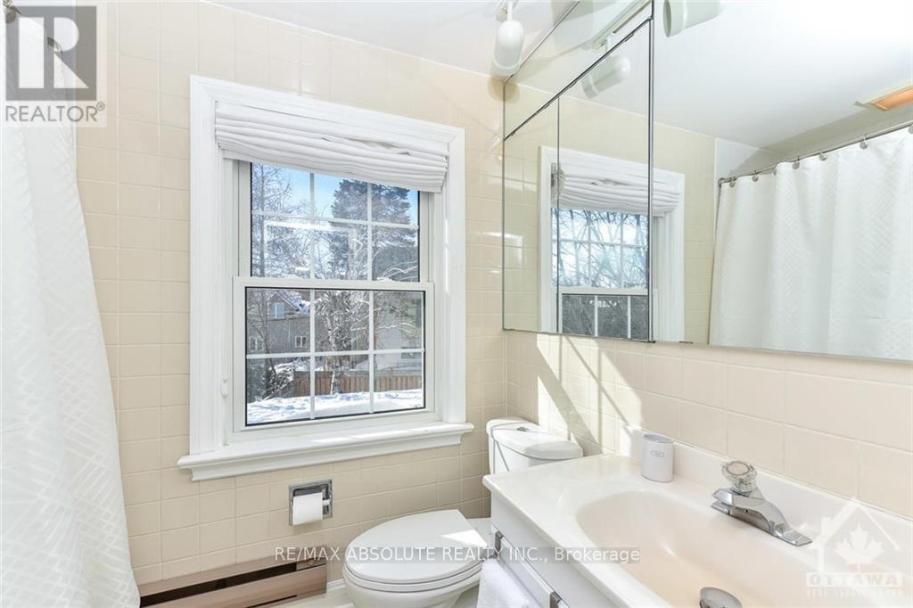Photo 3 of 118 Ivy Crescent, Ottawa ON