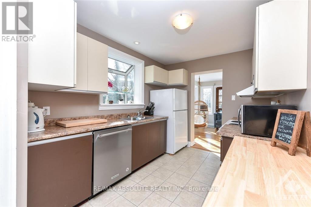 Photo 8 of 118 Ivy Crescent, Ottawa ON