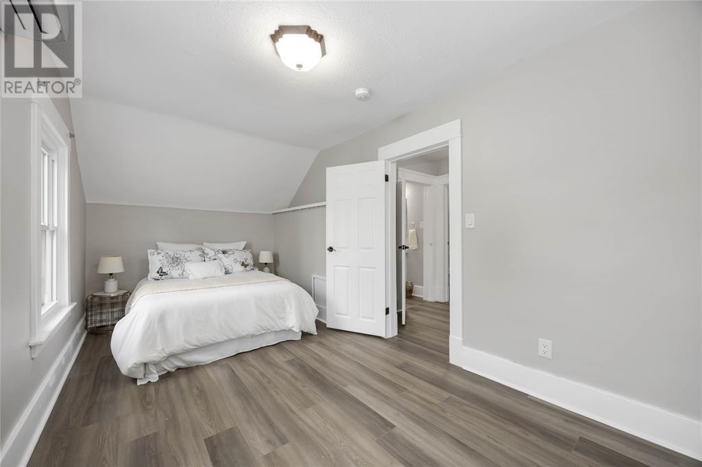 Photo 17 of 290 Cromwell Street, Sarnia ON