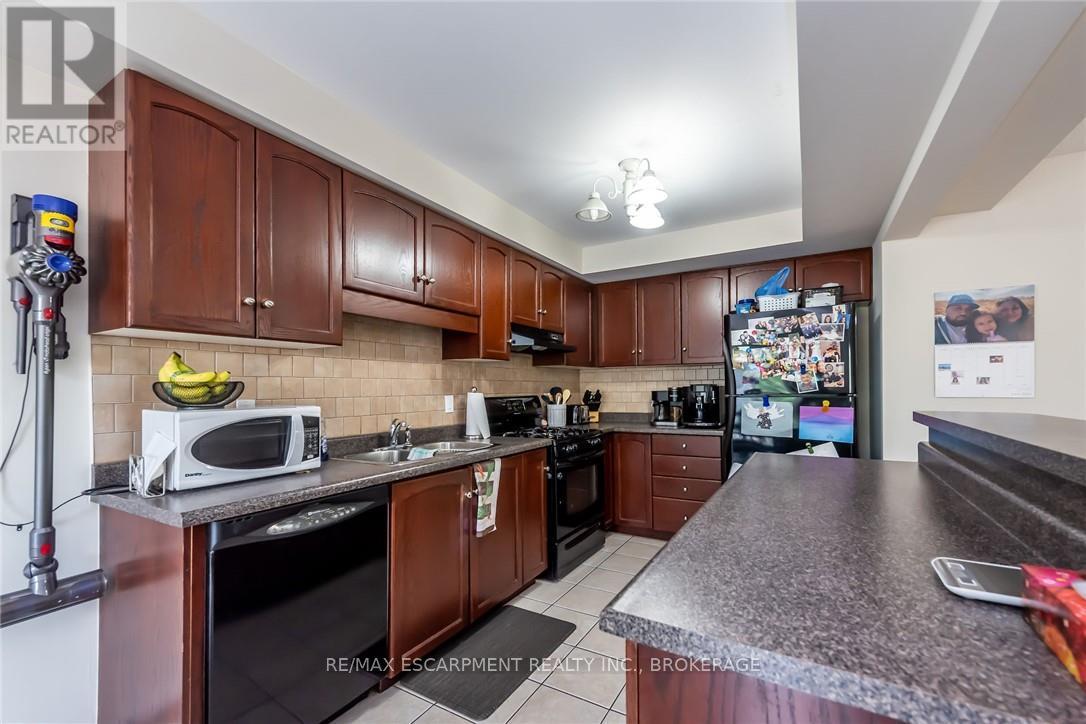 Photo 38 of 34 Elderberry Avenue, Grimsby ON