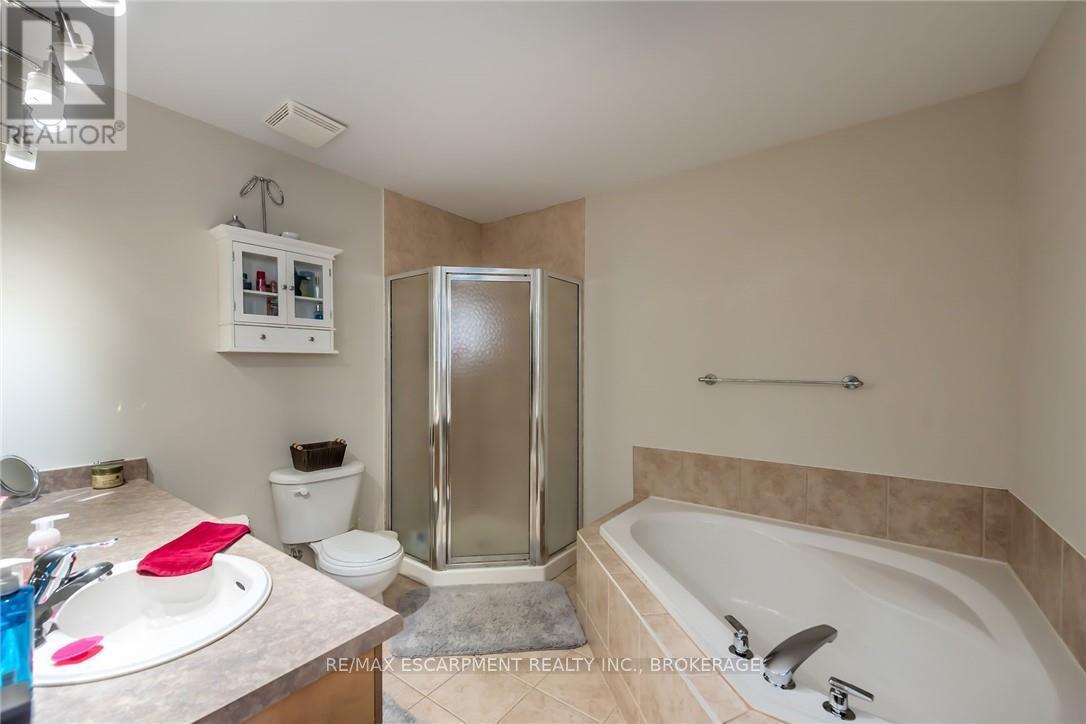 Photo 24 of 34 Elderberry Avenue, Grimsby ON