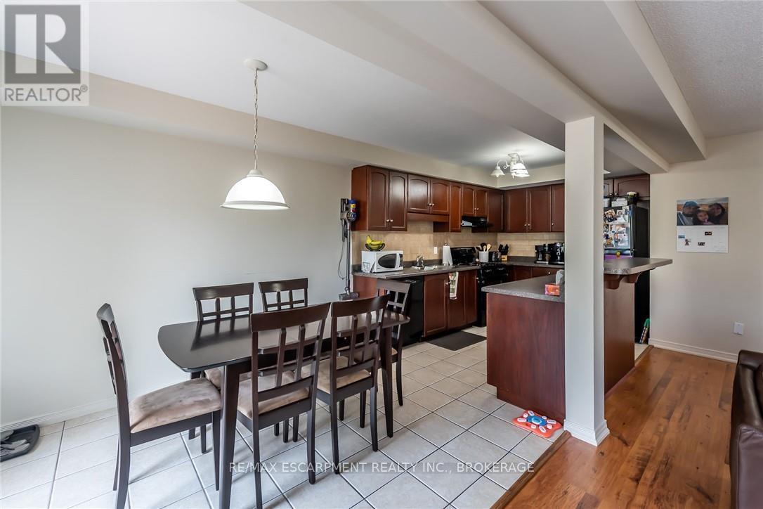 Photo 15 of 34 Elderberry Avenue, Grimsby ON