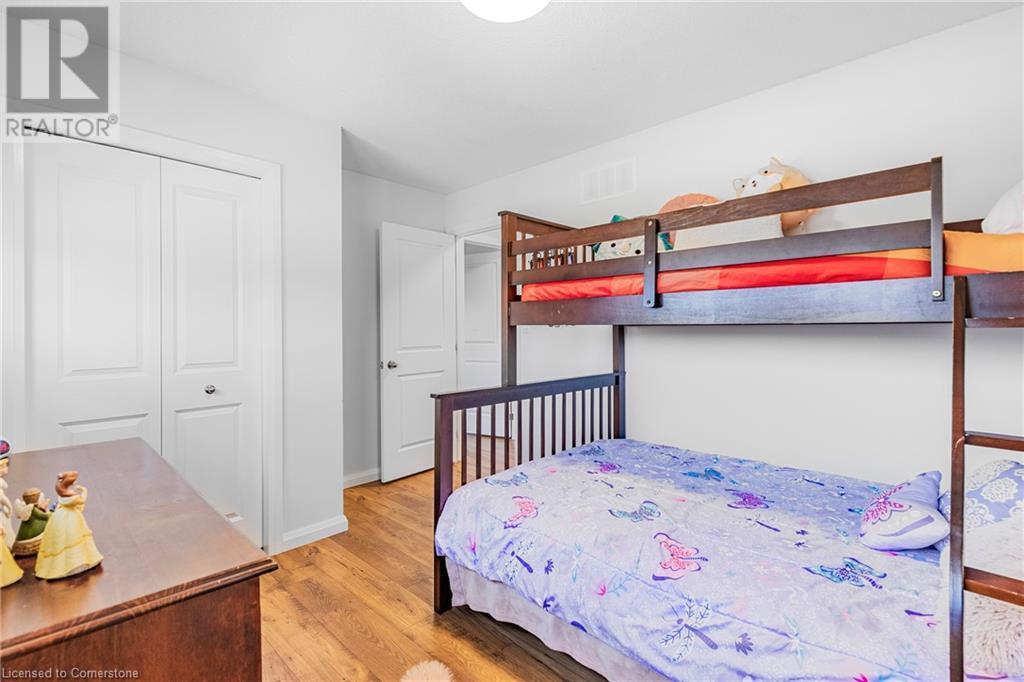 Photo 4 of 5 Kintyre Court, Caledonia ON