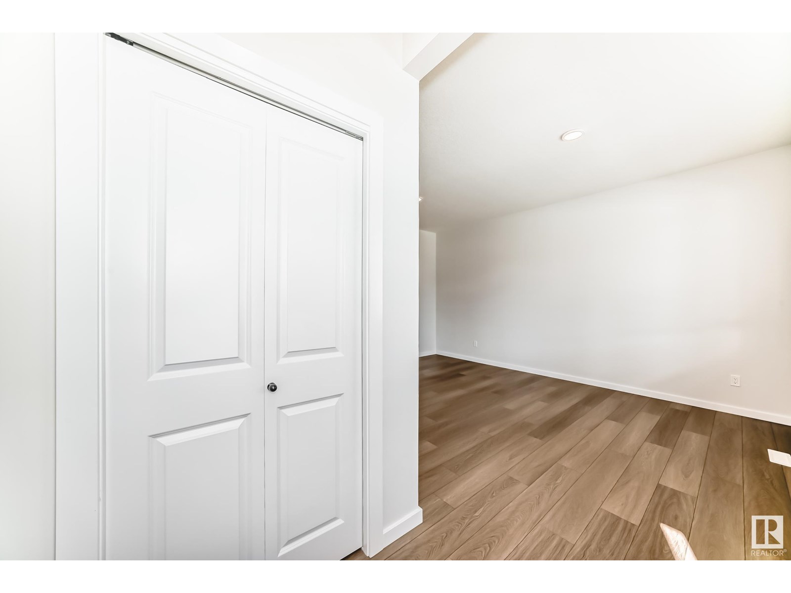 Photo 5 of 7018 54 Av, Beaumont AB