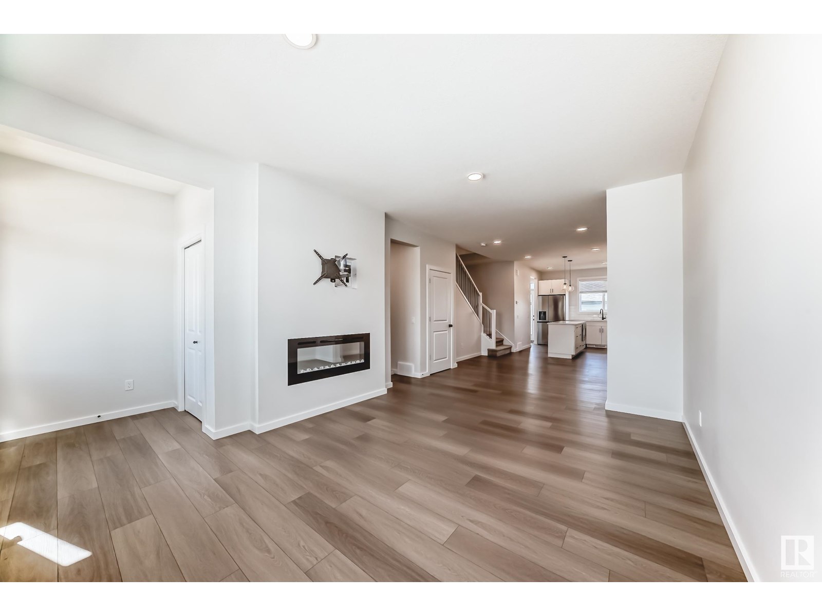 Photo 7 of 7018 54 Av, Beaumont AB