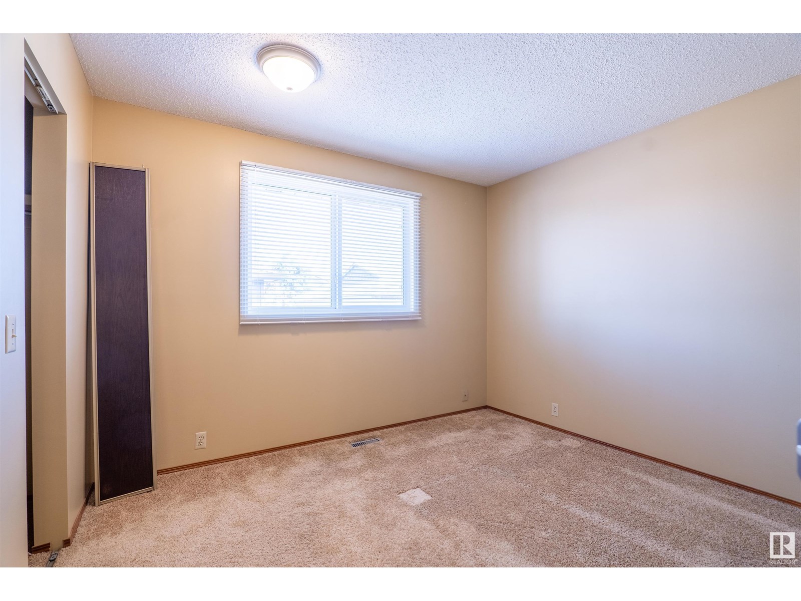 Photo 9 of 2667 89 St Nw, Edmonton AB