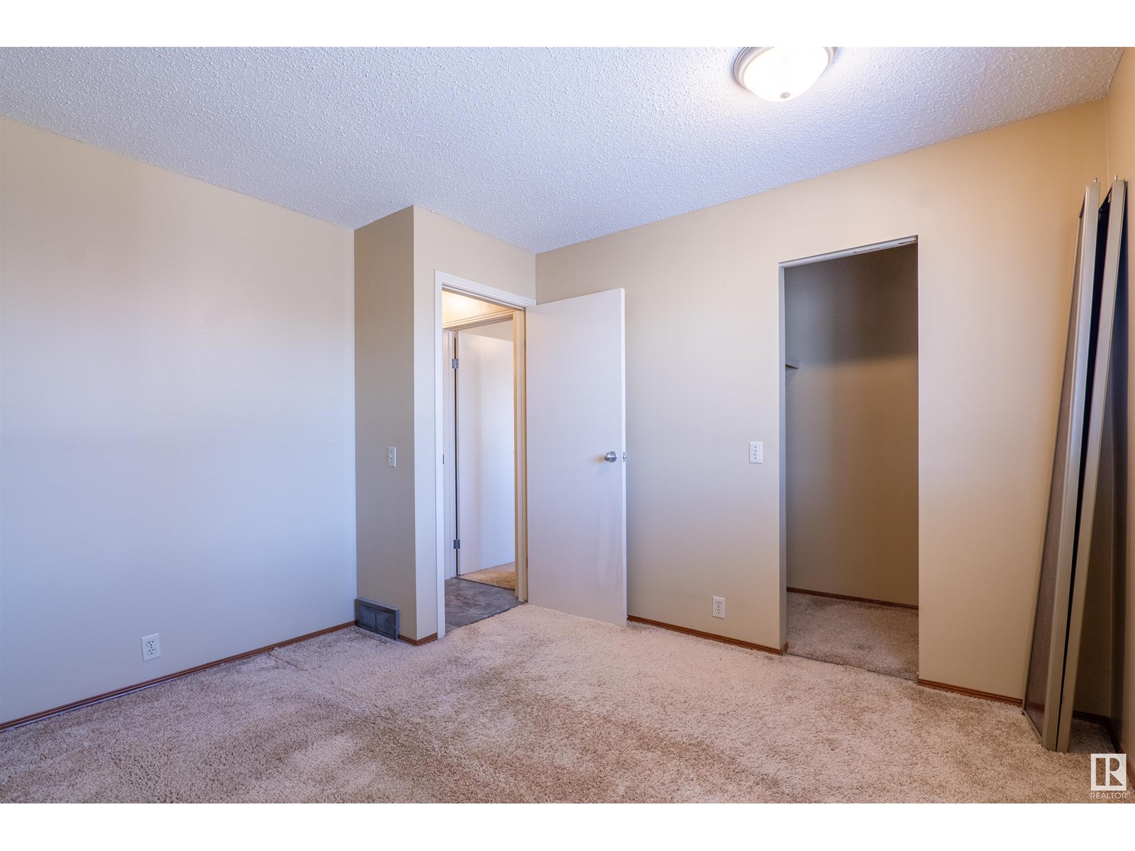 Photo 33 of 2667 89 St Nw, Edmonton AB