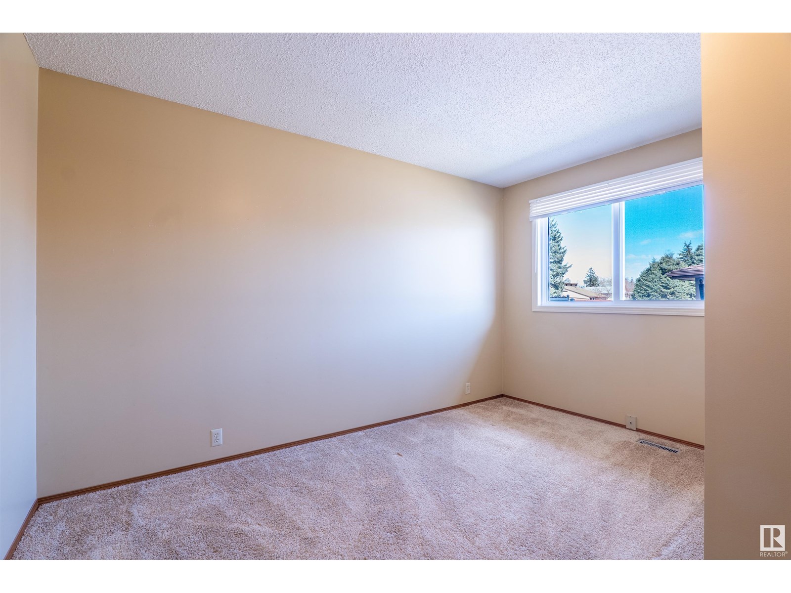 Photo 17 of 2667 89 St Nw, Edmonton AB