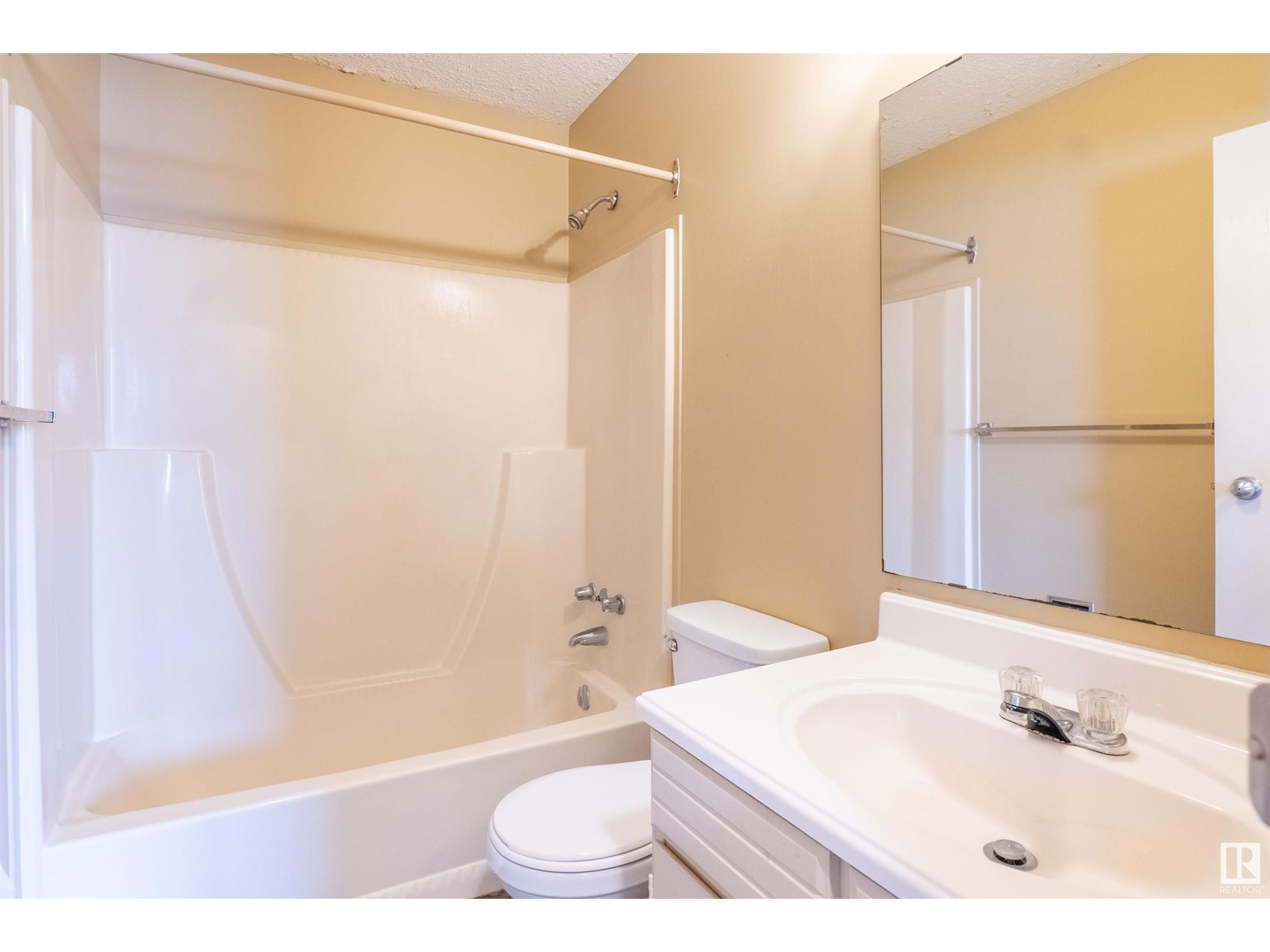 Photo 13 of 2667 89 St Nw, Edmonton AB