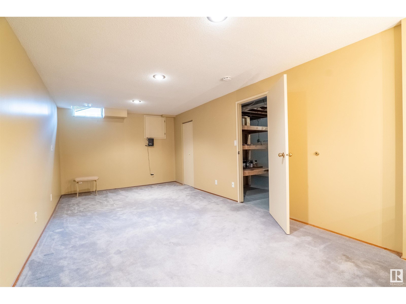 Photo 10 of 2667 89 St Nw, Edmonton AB