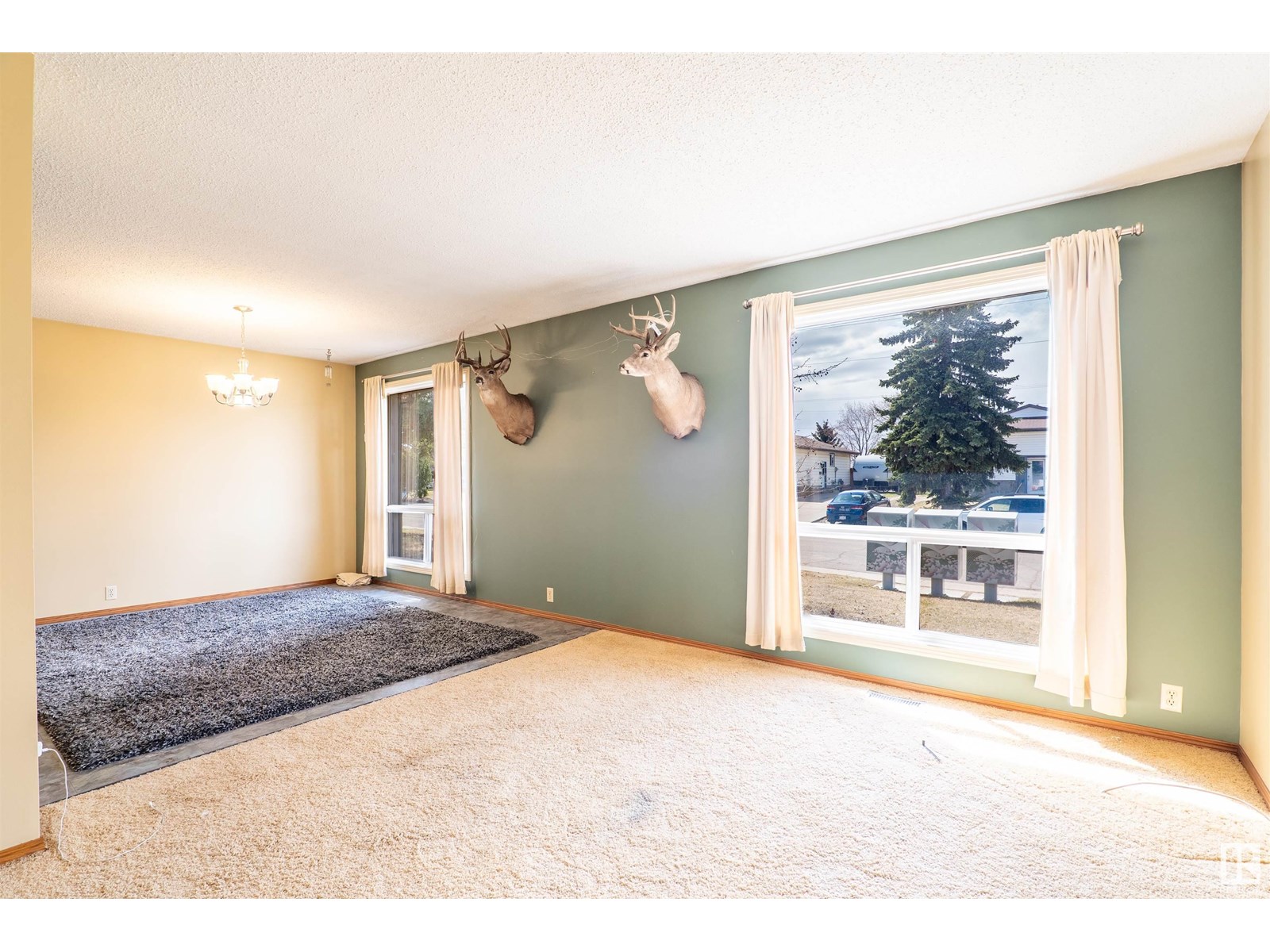 Photo 3 of 2667 89 St Nw, Edmonton AB