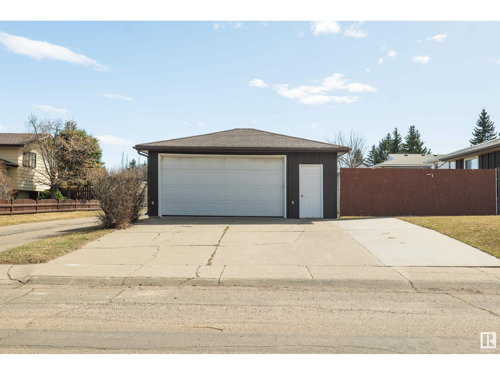 Photo 21 of 2667 89 St Nw, Edmonton AB
