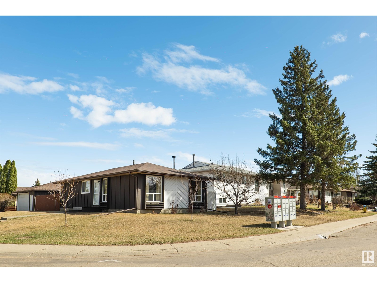 Photo 19 of 2667 89 St Nw, Edmonton AB