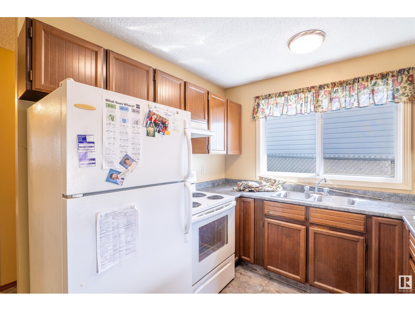Photo 6 of 2667 89 St Nw, Edmonton AB