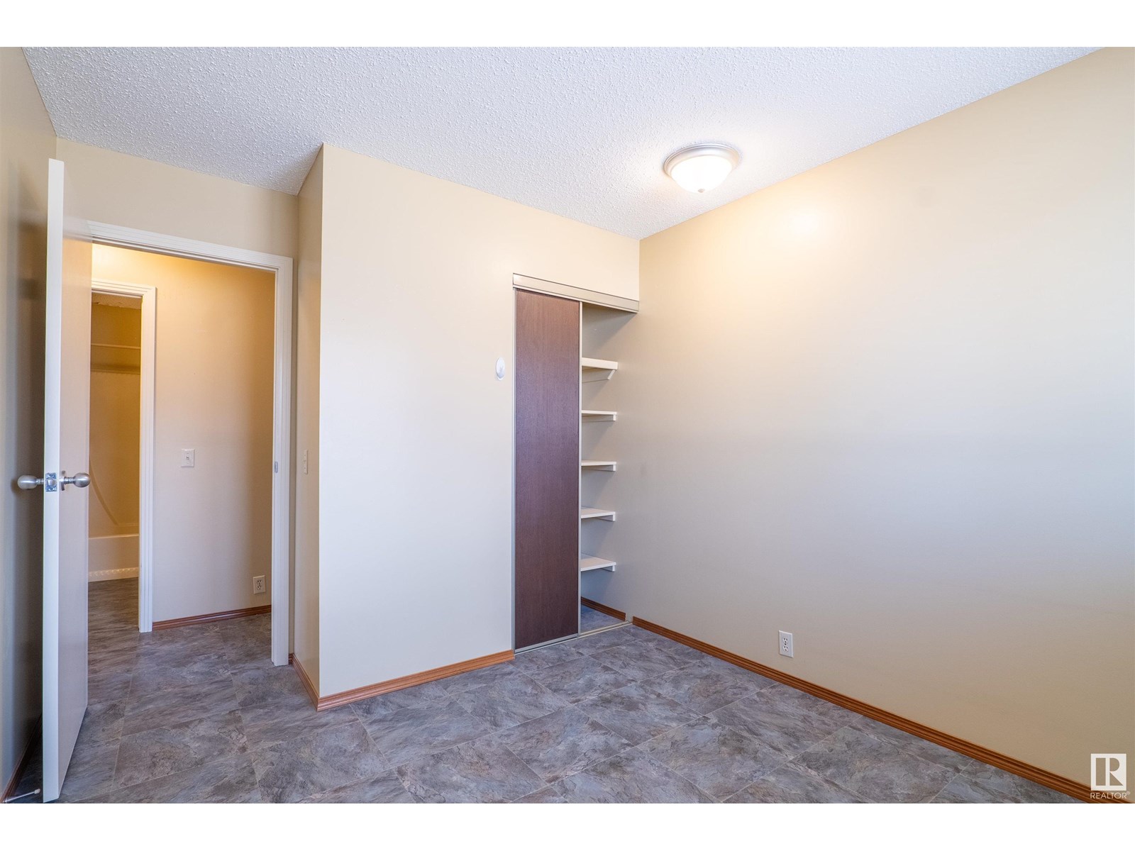 Photo 8 of 2667 89 St Nw, Edmonton AB