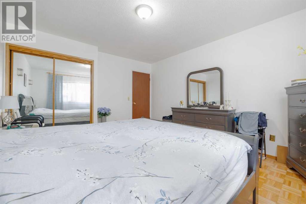 Single Family House Bi-level for Sale in  Dovely Place SE Dover Calgary 