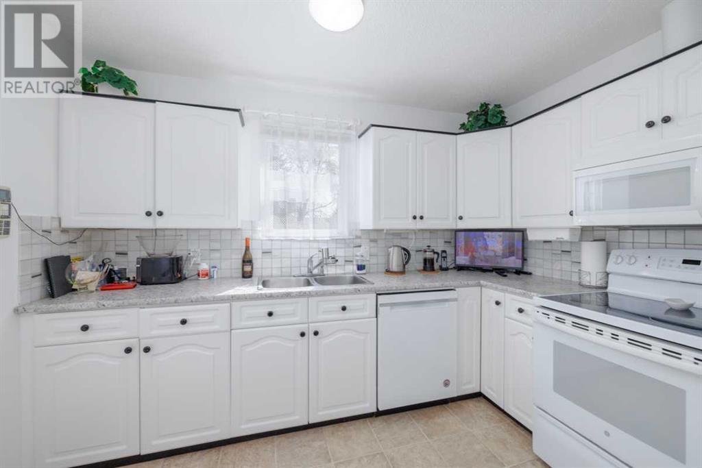 Single Family House Bi-level for Sale in  Dovely Place SE Dover Calgary 