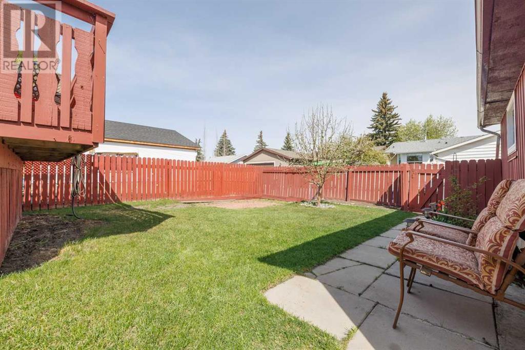 Single Family House Bi-level for Sale in  Dovely Place SE Dover Calgary 