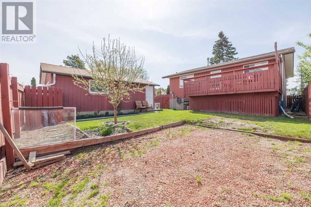 Single Family House Bi-level for Sale in  Dovely Place SE Dover Calgary 
