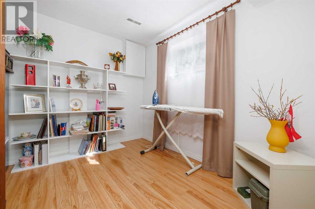 Single Family House Bi-level for Sale in  Dovely Place SE Dover Calgary 