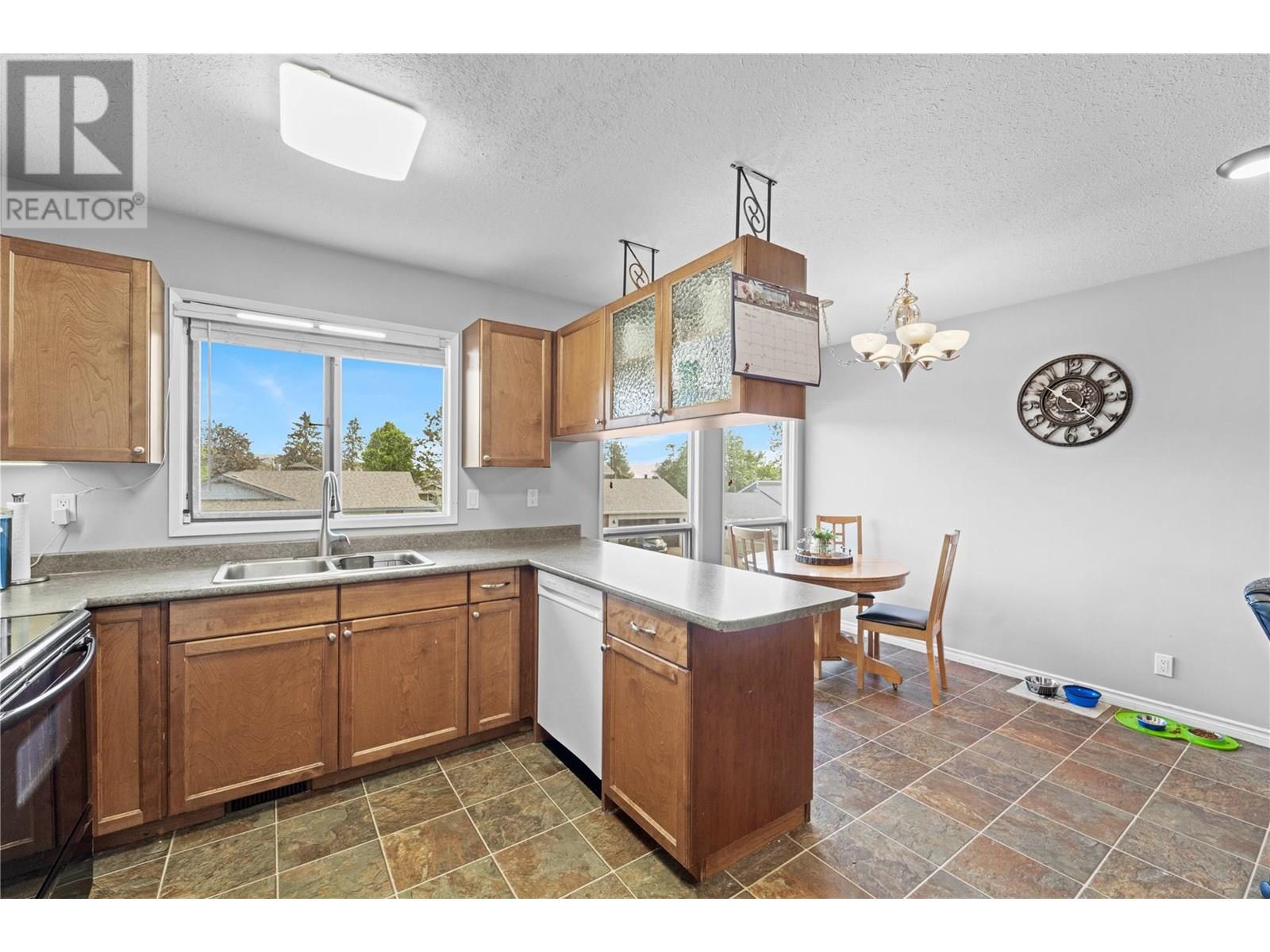 Photo 4 of 593 Braemar Drive, Kamloops BC