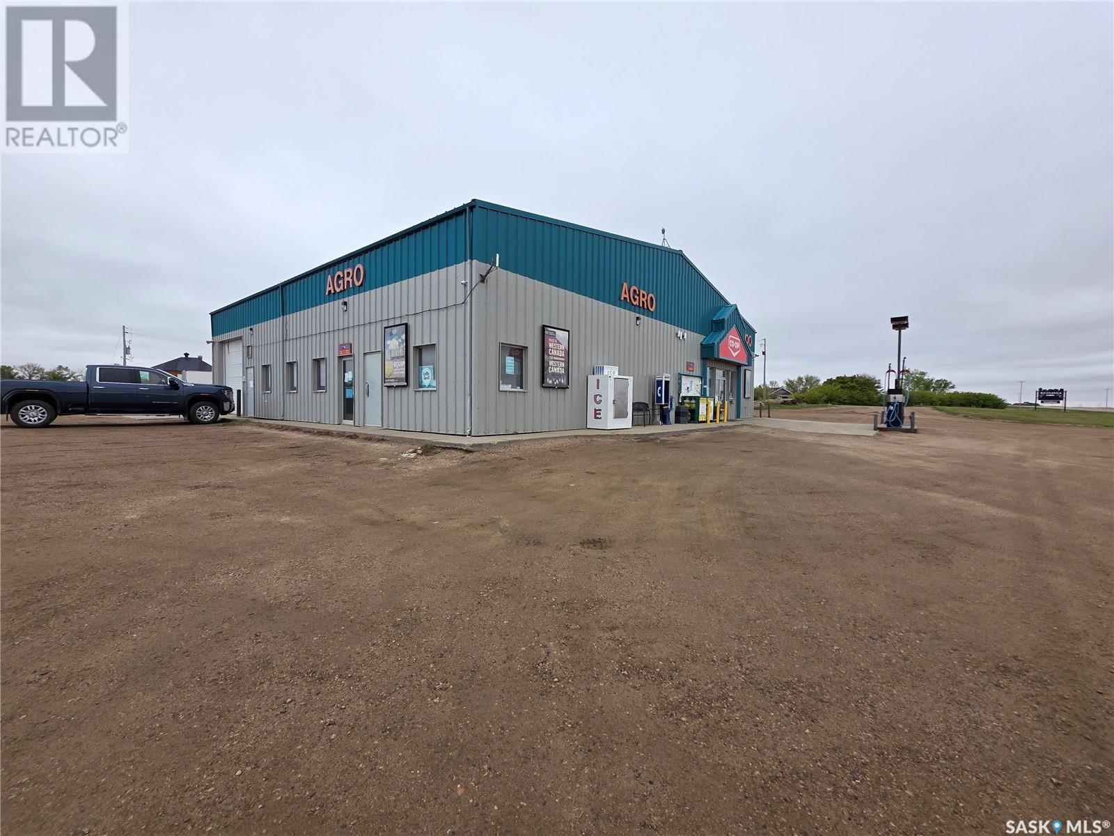 Photo 2 of 401 Main Street, Macrorie SK