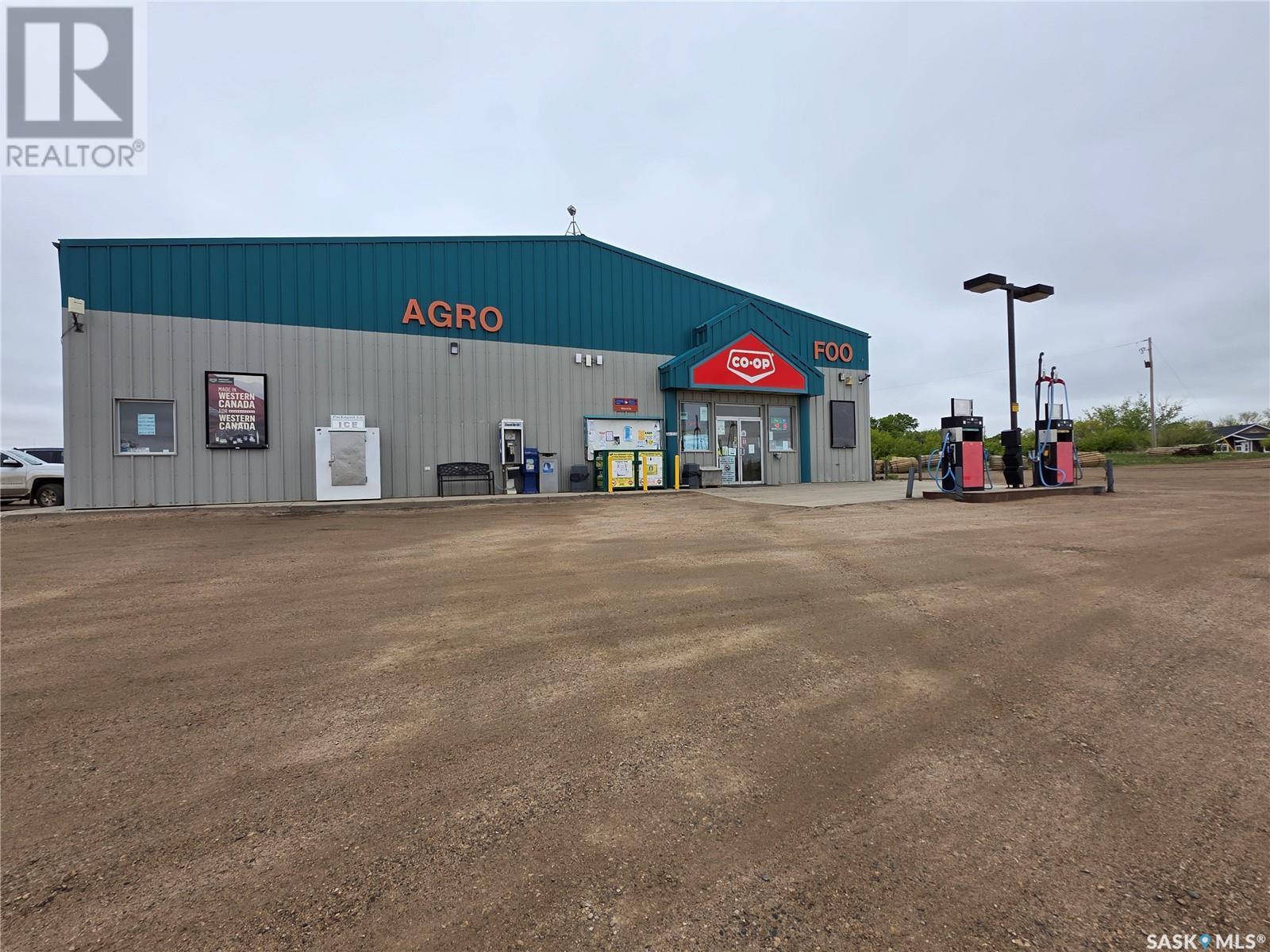 Photo 3 of 401 Main Street, Macrorie SK